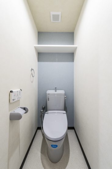 名古屋市瑞穂区の賃貸マンションの棚付きの水色の壁とトイレ