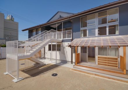 名古屋市守山区の約130坪の土地の外階段付き窓の多い外観デザインの保育園