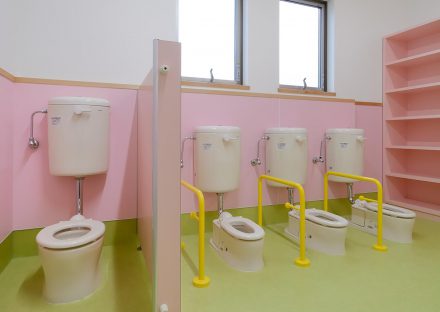 名古屋市守山区の保育園のカラフルな大きさの異なる子ども用トイレ