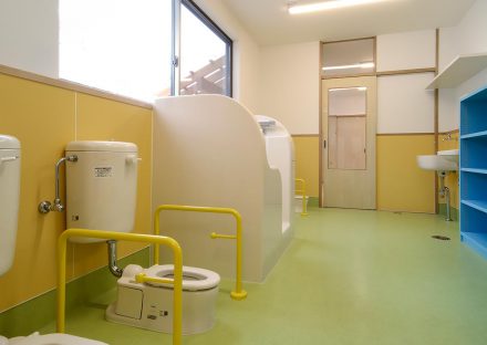 名古屋市守山区の保育園の鮮やかな色づかいの子ども用トイレ