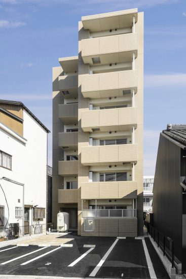 岐阜県岐阜市の平置き駐車場が建物前にあるナチュラルカラーの賃貸アパート