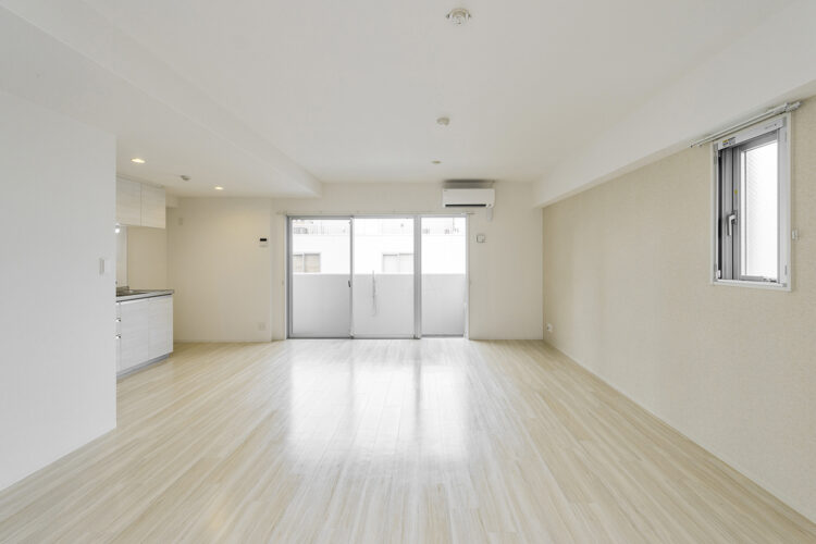 名古屋市中区の賃貸マンションの約16帖のベランダの付いた明るいLDK