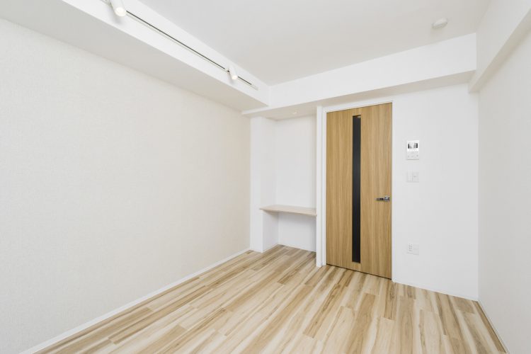 名古屋市千種区の賃貸マンションのスリット付きの扉と棚付きの洋室