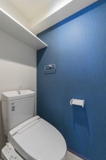名古屋市中区の賃貸マンションの青い壁が特徴のトイレ