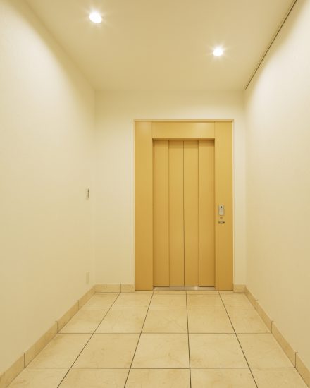 名古屋市西区の鉄骨造の賃貸併用住宅のシンプルなエレベーターホール