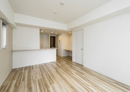 名古屋市中区の約60坪の土地の賃貸マンションのカウンター付き木目がアクセントなキッチンの施工例