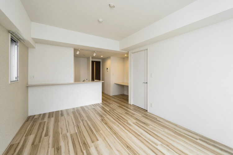 名古屋市中区の賃貸マンションのカウンター付き木目がアクセントなキッチン