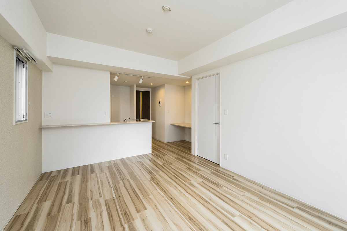 名古屋市中区の賃貸マンションのカウンター付き木目がアクセントなキッチン