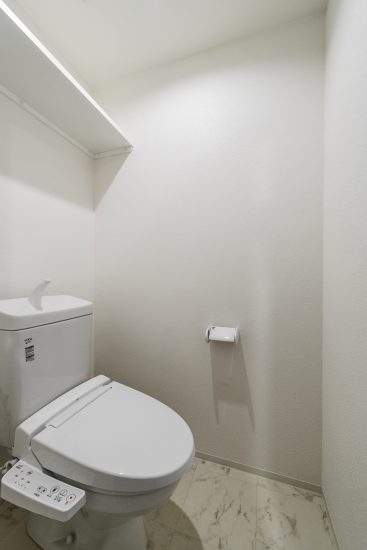 名古屋市千種区の賃貸マンションのシンプルな棚付きのトイレ