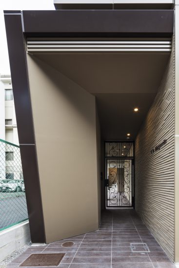 名古屋市西区の鉄骨造の賃貸併用住宅の高級感のあるアプローチとおしゃれな扉