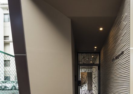 名古屋市西区の賃貸マンションの高級感のあるアプローチとおしゃれな扉