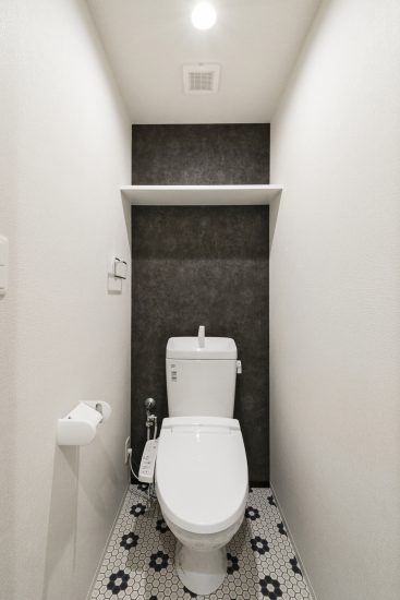 名古屋市中区の賃貸マンションのモノトーンの高級感あるトイレ