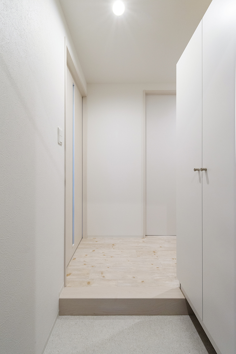 名古屋市中区の賃貸マンションのシューズボックス付きのシンプルなデザインの玄関