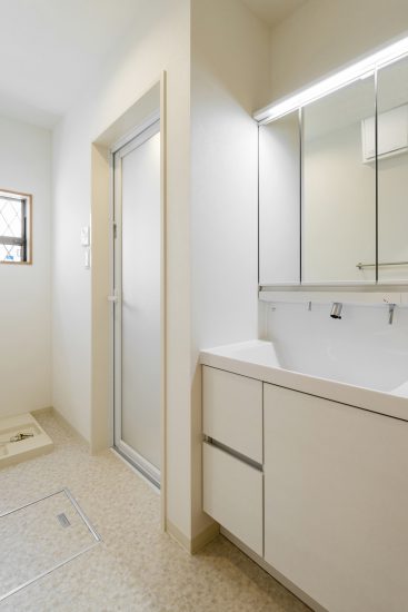名古屋市千種区の戸建賃貸住宅の白色の洗面台と室内洗濯機置場