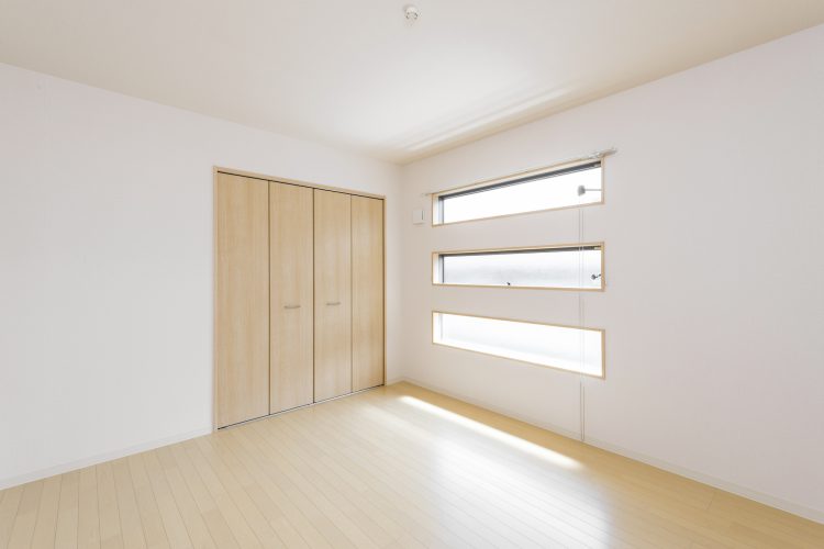 名古屋市千種区の戸建賃貸住宅の３段の窓がついたナチュラルカラーの洋室