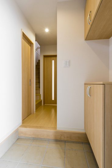 名古屋市千種区の戸建賃貸住宅の階段のあるシューズボックス付玄関ホール