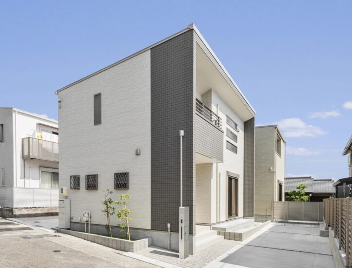 名古屋市千種区の戸建賃貸住宅のアクセントカラーにグレーを使った外観と植栽