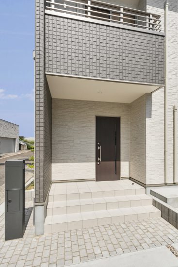名古屋市千種区の戸建賃貸住宅のスリットの入ったドアのあるおしゃれな玄関