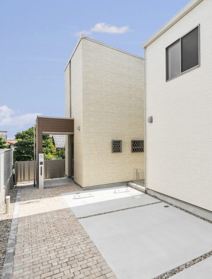 名古屋市千種区の戸建賃貸住宅のナチュラルカラーの駐車場と玄関アプローチ