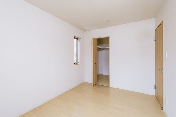 名古屋市千種区の戸建賃貸住宅のハンガーパイプ付きウォークインクローゼットのある洋室