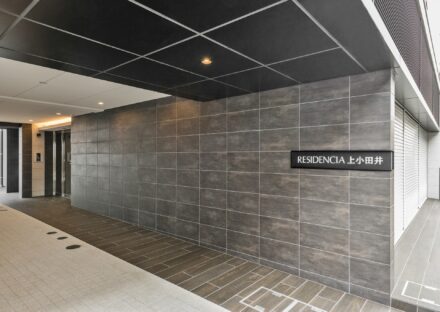 名古屋市西区の賃貸マンションの高級感あるエントランスアプローチ