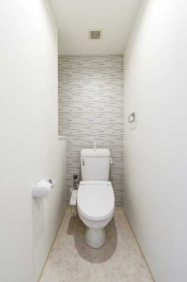 名古屋市西区の賃貸マンションのおしゃれなアクセントクロスのトイレ