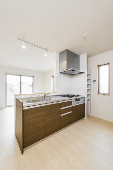 名古屋市緑区の戸建賃貸住宅の明るいオープンキッチン+収納棚