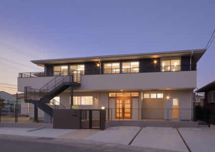 名古屋市中川区の約160坪の土地のバルコニーのあるモダンな保育園外観デザイン