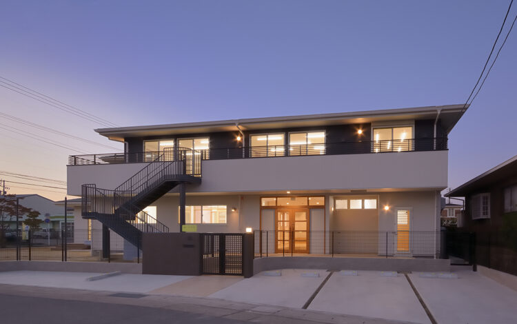 名古屋市中川区の約160坪の土地のバルコニーのあるモダンな保育園外観デザインの施工例