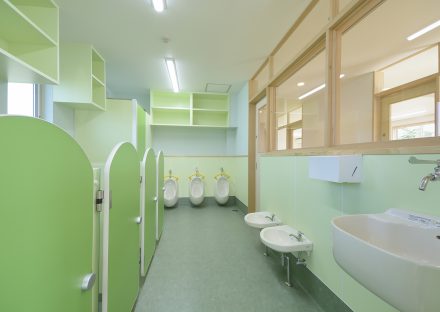 名古屋市中川区の保育園の棚付きのグリーンの乳児用のかわいいトイレ