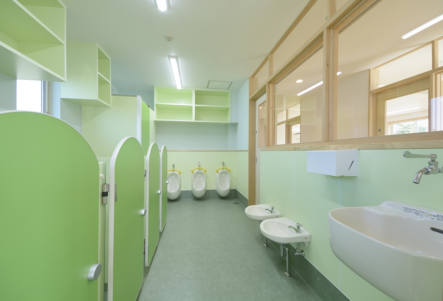 名古屋市中川区の保育施設のグリーンの乳児用のかわいいトイレ