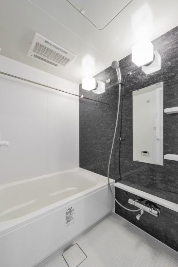 名古屋市西区の賃貸マンションのダークな大理石柄の壁のあるゆったりとしたバスルーム