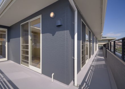 名古屋市中川区の保育施設の 2階 長く繋がるバルコニー