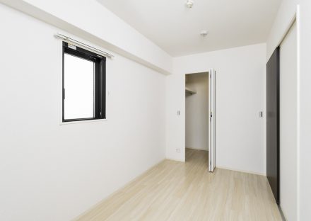 名古屋市中村区の賃貸マンションの棚付きの収納がある洋室