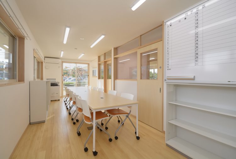 名古屋市中川区の保育施設の棚やホワイトボードの付いた事務室