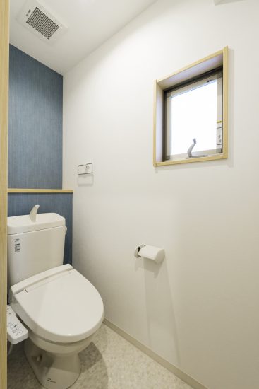 名古屋市緑区の戸建賃貸住宅のアクセントクロスがおしゃれな棚＆窓付きトイレ