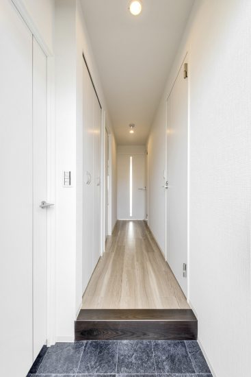 名古屋市西区の賃貸マンションの床以外を白で統一した玄関ホール