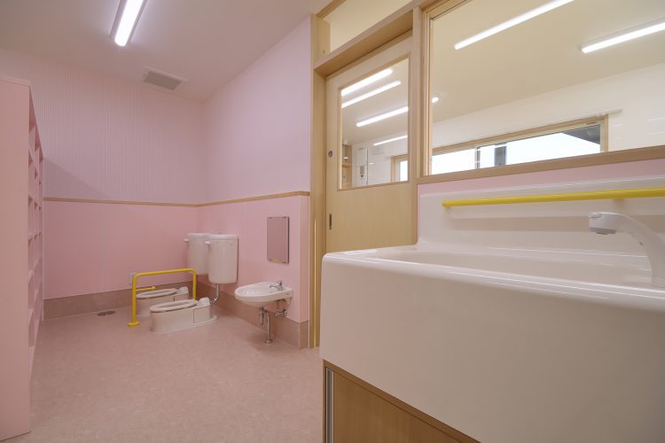 名古屋市中川区の保育施設のピンク色の沐浴室･乳児トイレ