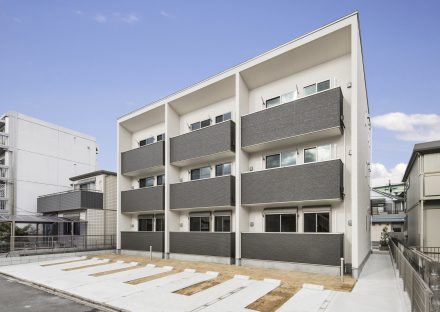 名古屋市中村区の木造3階建賃貸アパートの裏側の平置き駐車場