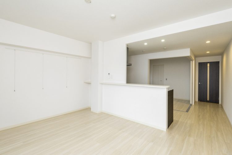 名古屋市名東区の賃貸マンションのキッチンとドアの色がアクセントのLDK