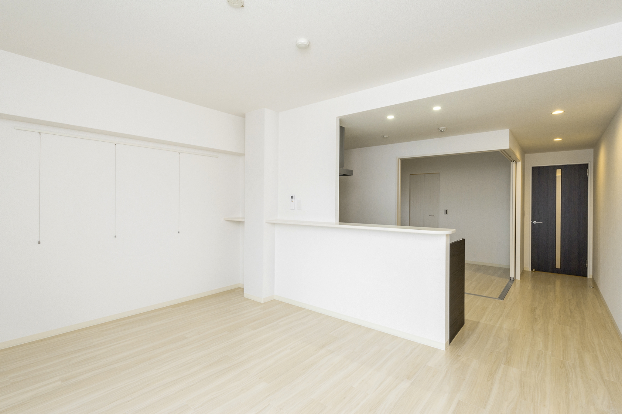名古屋市名東区の賃貸マンションのキッチンとドアの色がアクセントのLDK
