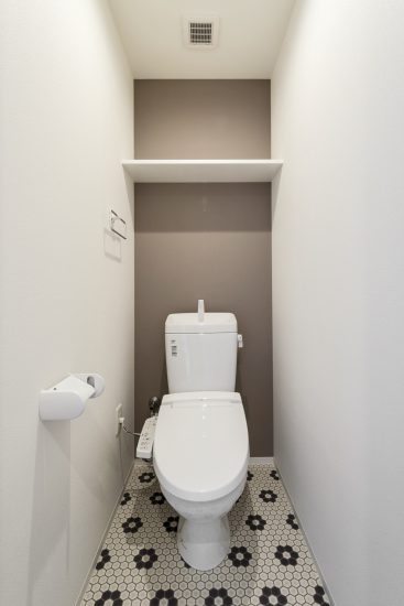 名古屋市中村区の賃貸マンションの床がおしゃれな棚付きトイレ