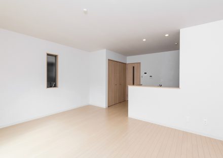 名古屋市中川区のメゾネット賃貸アパートの木目調の床と白い壁のシンプルなLDK