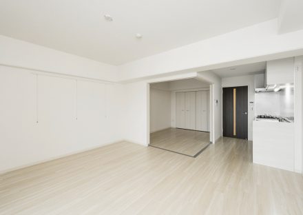 名古屋市名東区の賃貸マンションの白を基調としたLDKと洋室