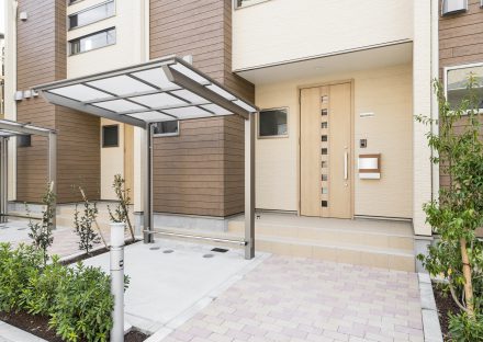 名古屋市中川区のメゾネット賃貸アパートの植栽のあるエントランスと屋根付きの駐輪場