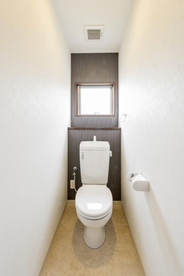 愛知県長久手市のメゾネット賃貸アパートのアクセントクロスでスタイリッシュに仕上げられたトイレ