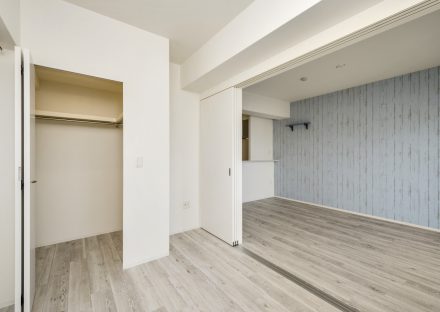 名古屋市中村区の賃貸マンションのリビングと合わせて使えるウォークインクローゼット付きの洋室