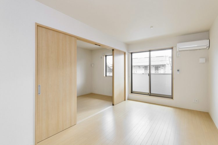 名古屋市中村区の木造3階建賃貸アパートのエアコン付のリビングダイニング＆洋室