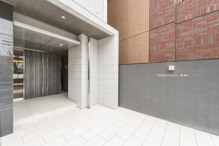 名古屋市名東区の賃貸マンションの扉が重厚感があり高級感あるエントランス