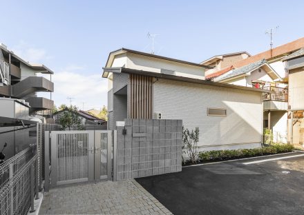 名古屋市南区の注文住宅の玄関と建物外観